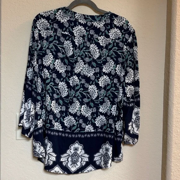 Fun 2 Fun Navy and White Floral Blouse Size L - Picture 2 of 4